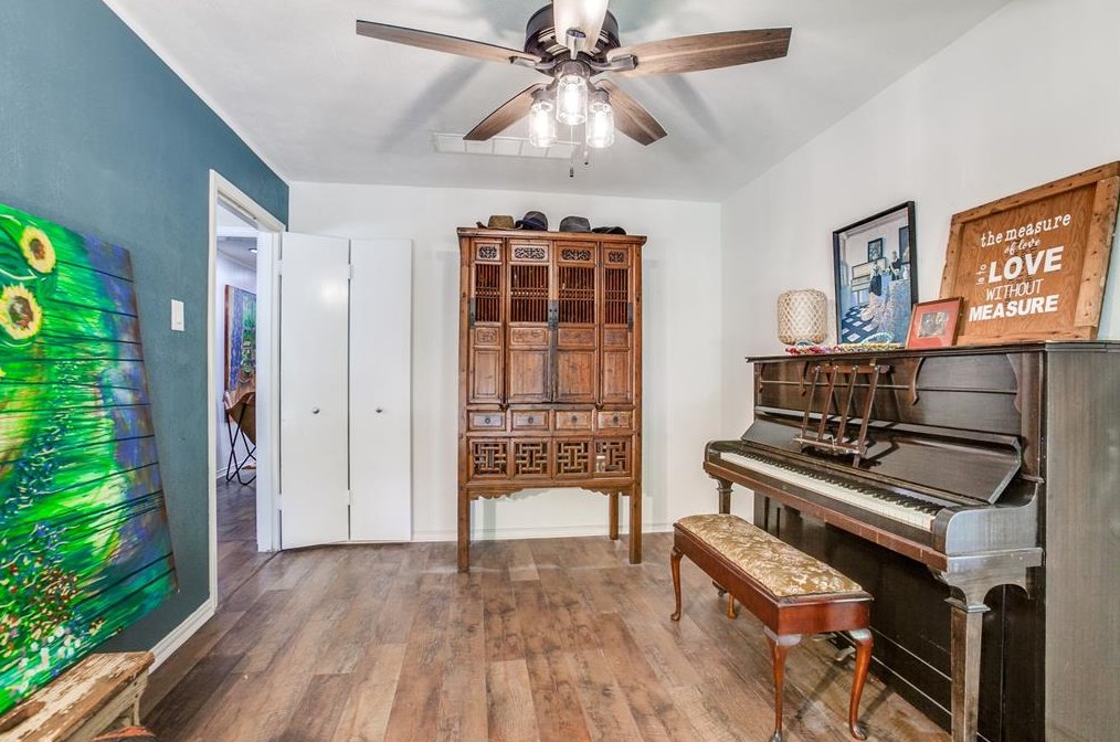 13117 Roaring Spg Ln, Dallas TX  75240-5647 exterior