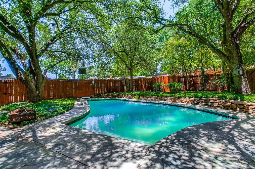 13117 Roaring Spg Ln, Dallas TX  75240-5647 exterior