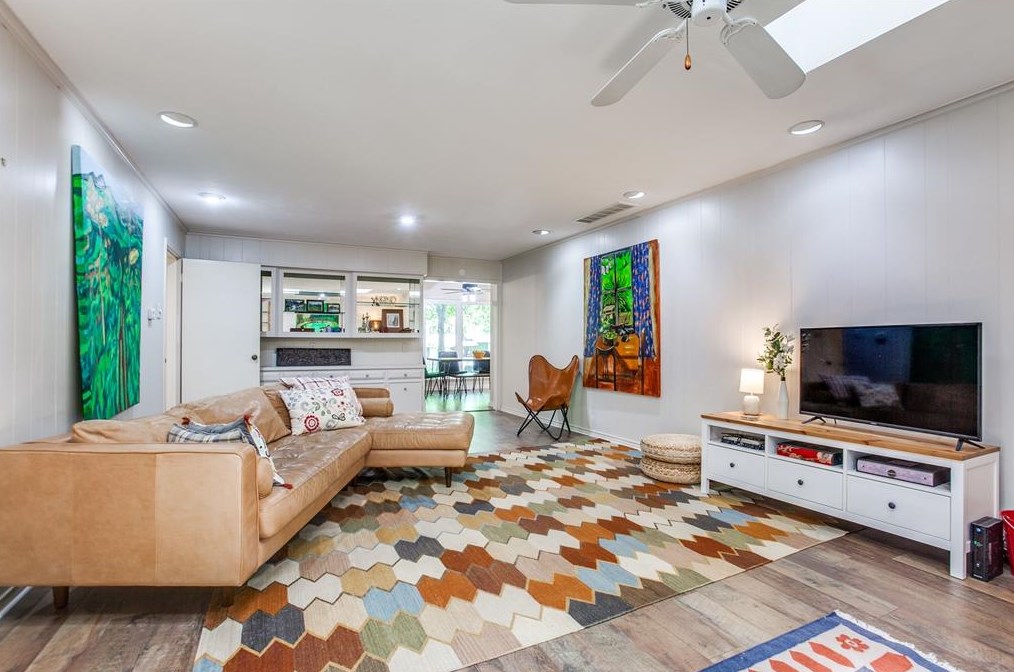 13117 Roaring Spg Ln, Dallas TX  75240-5647 exterior