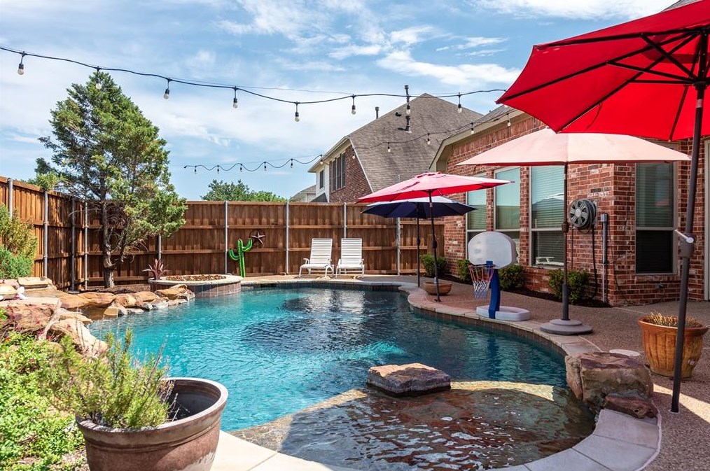 1906 Benedict Ct, Rowlett TX 75088-6702 exterior