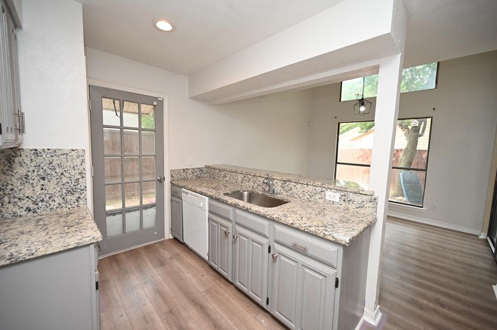 817 Via Madonna, Mesquite TX 75150-3051 exterior