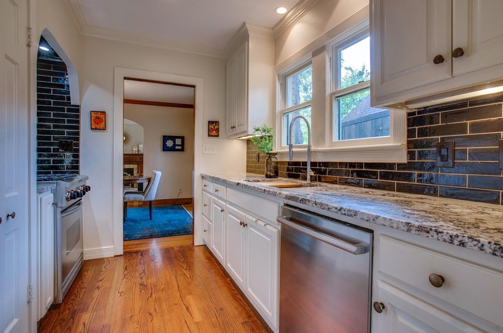 912 Valencia St, Dallas TX  75223-1329 exterior