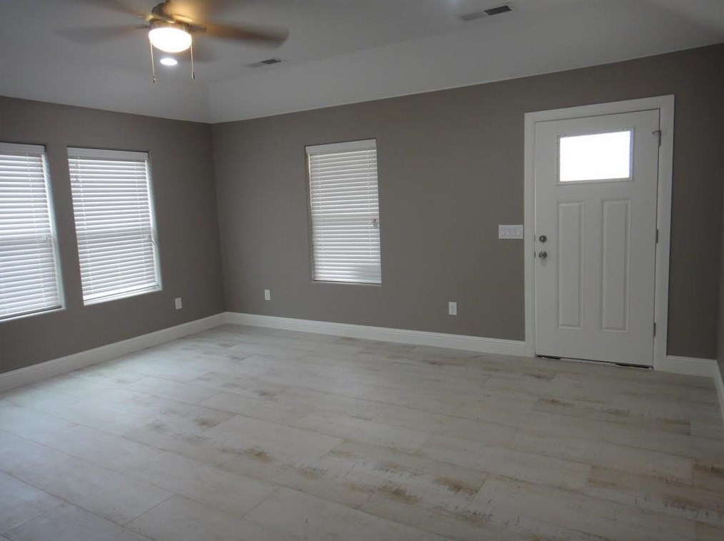 709 W Hull St, Denison, TX 75020