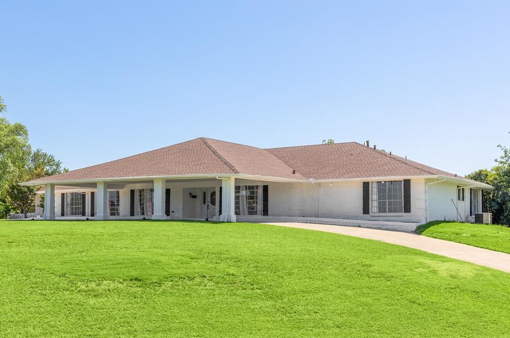 913 Robertson Rd, Grand Prairie, TX 75050-3443