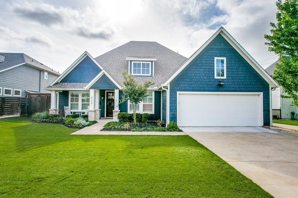 613 Austin St, Grapevine, TX 76051-3667