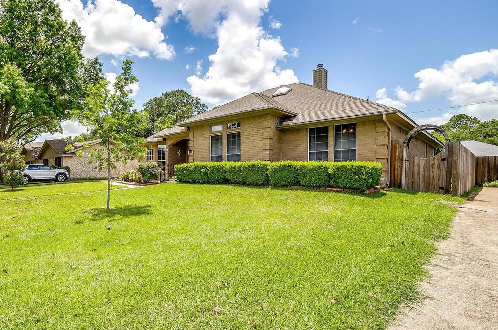 416 Bluebonnet Dr, Grapevine, TX 76051-3549