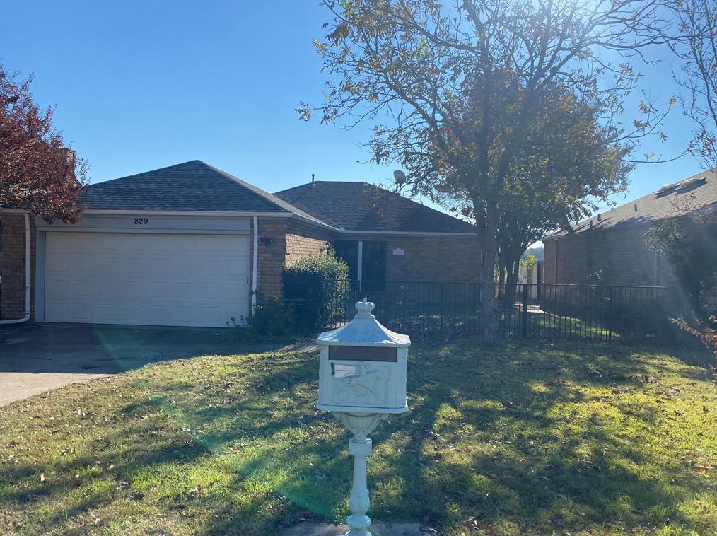 829 Country Club Pl, Grand Prairie TX  75052-6205 exterior
