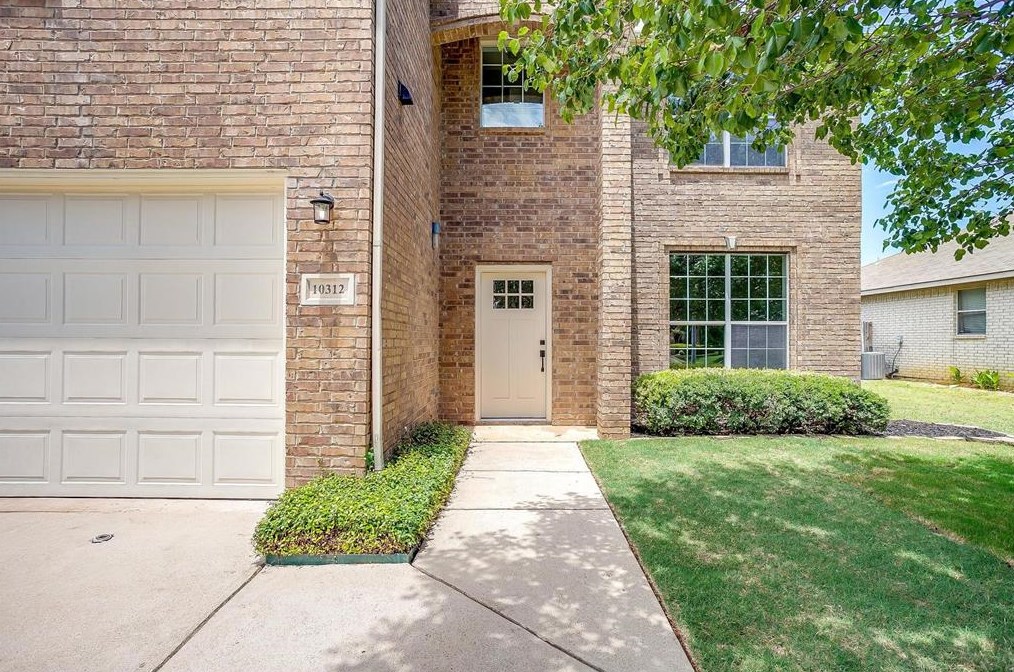 10312 Trevino Ln, Fort Worth, TX 76126-4593