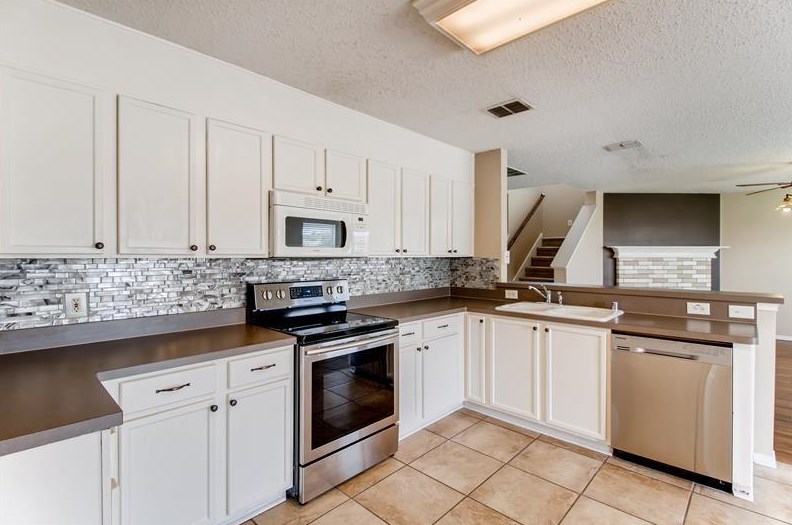 1405 Knottingham Dr, Oak Point, TX 75068