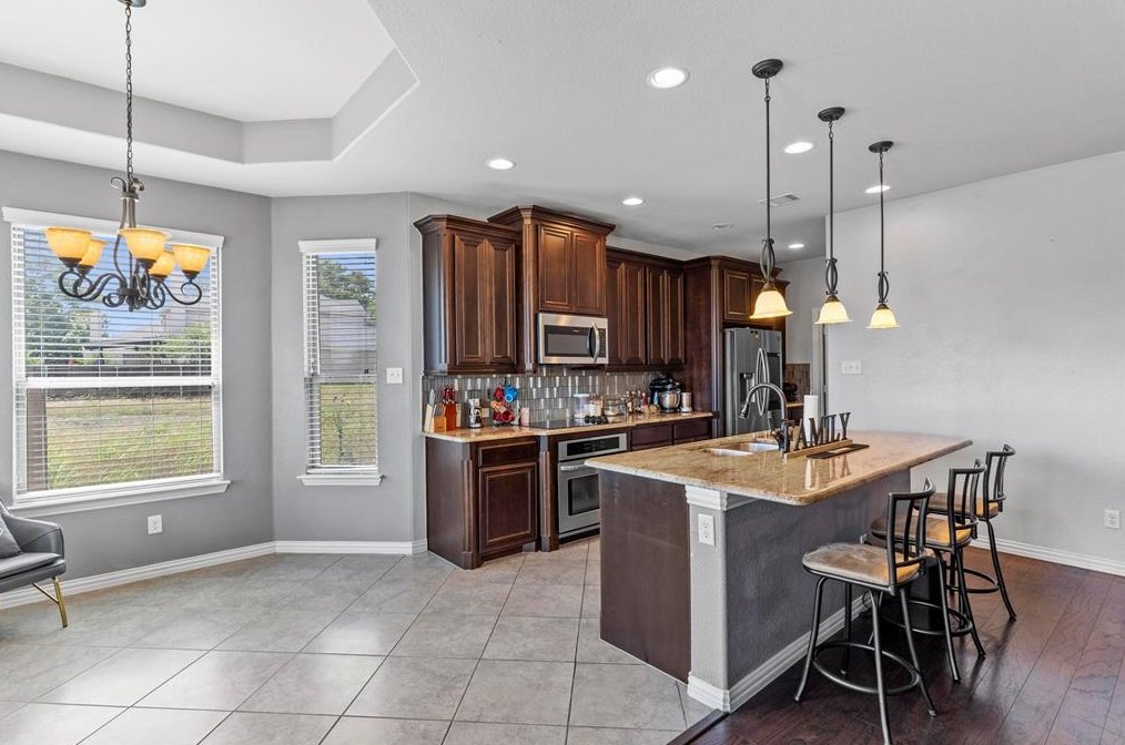 306 Abel Dr, Oak Leaf, TX 75154-3864