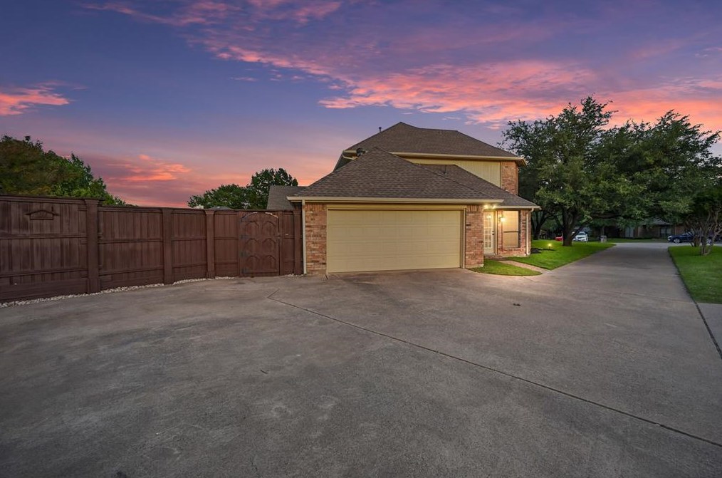 2312 Colleen Ct, Carrollton TX 75007-2037 exterior