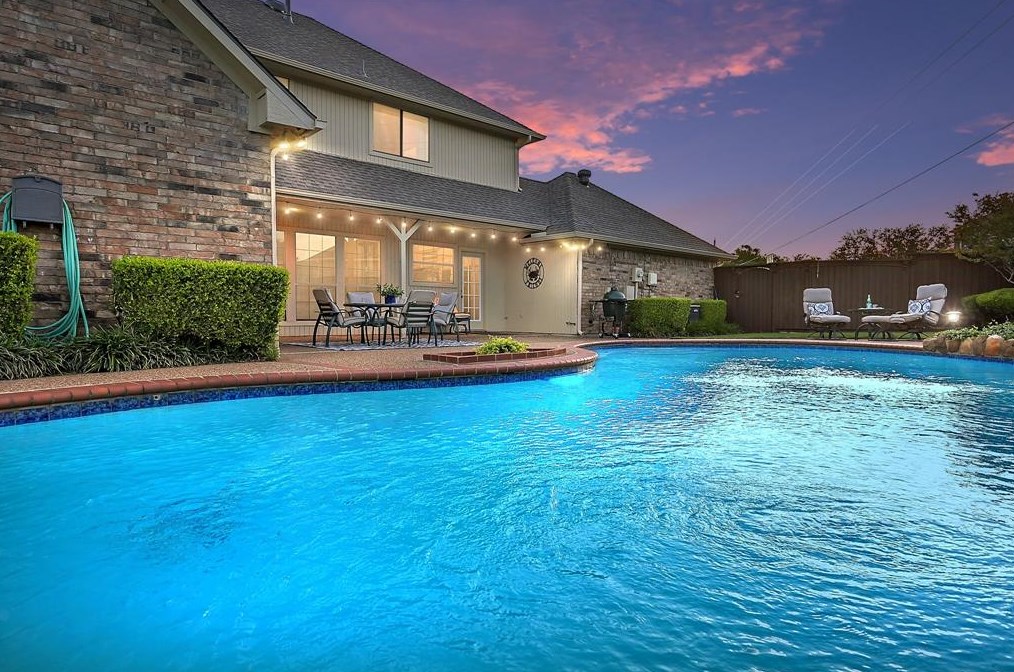 2312 Colleen Ct, Carrollton TX 75007-2037 exterior