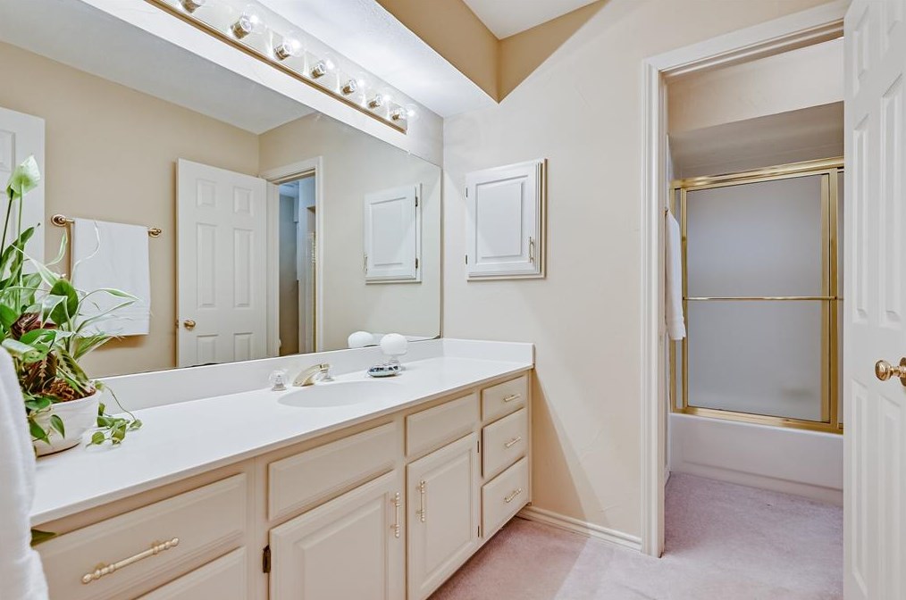 2312 Colleen Ct, Carrollton TX 75007-2037 exterior