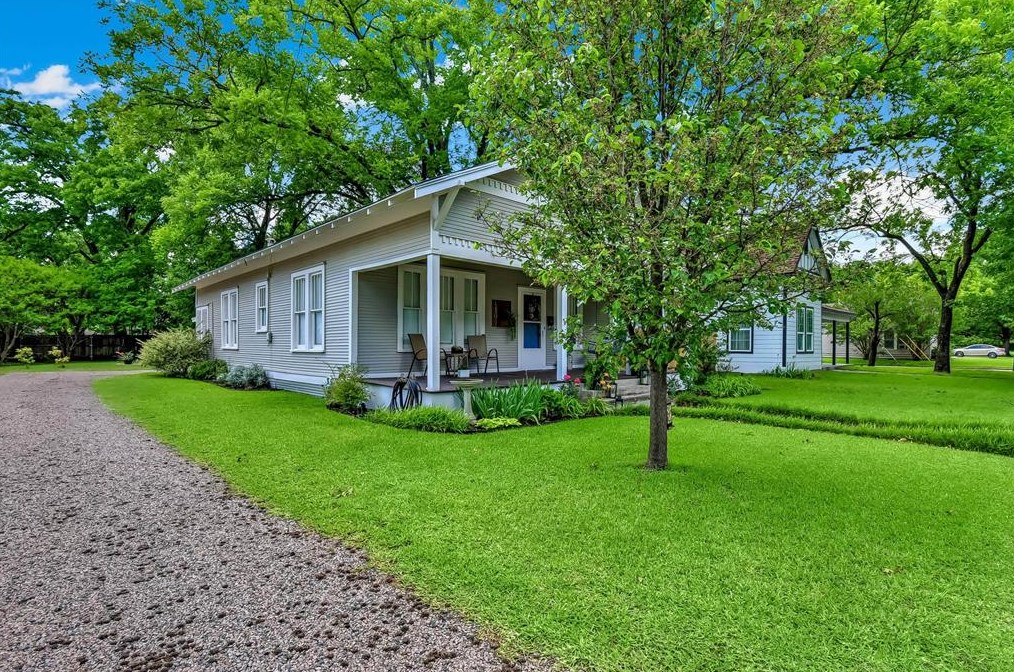1107 Lindsay St, Whitesboro, TX 76240-5619
