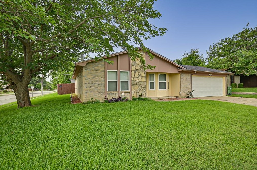 914 Highcrest Dr, Arlington, TX 76017-5923