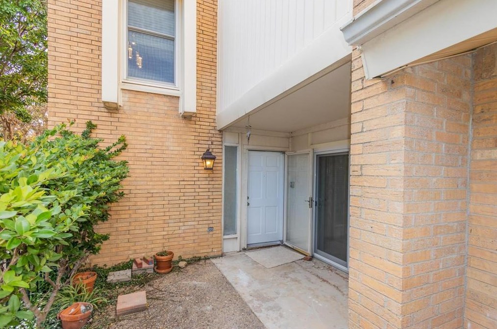 2970 Country Place Cir, Carrollton, TX 75006