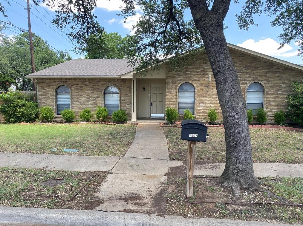 1901 White Rose Ln, Carrollton, TX 75007