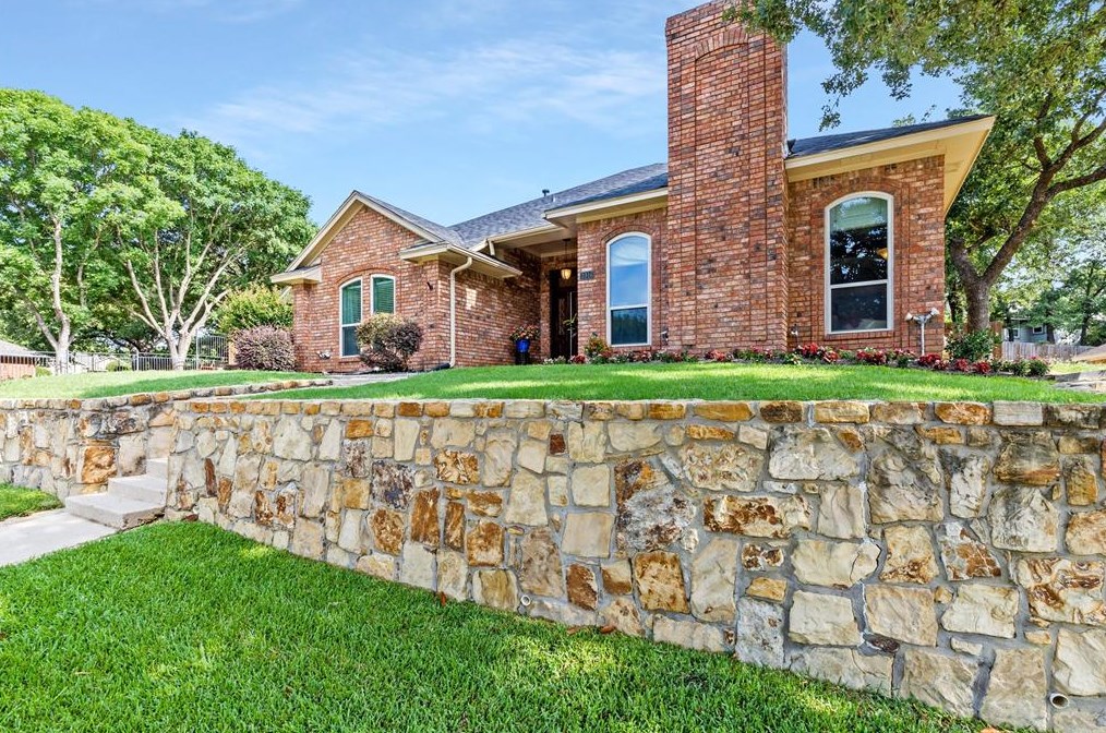 3916 Meadow Dr, Grapevine, TX 76051-6438