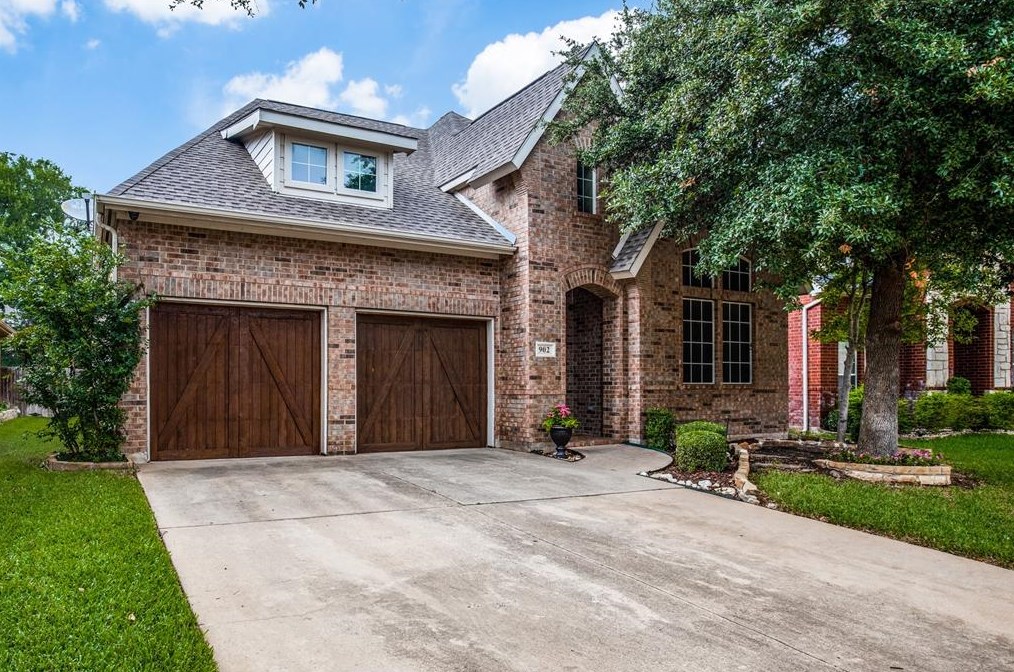 902 Waterside Dr, Euless, TX 76039