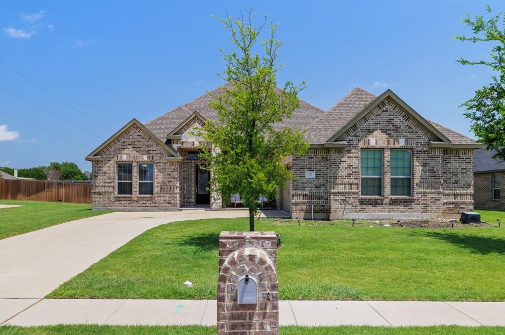 303 Joseph Dr, Oak Leaf, TX 75154-3879