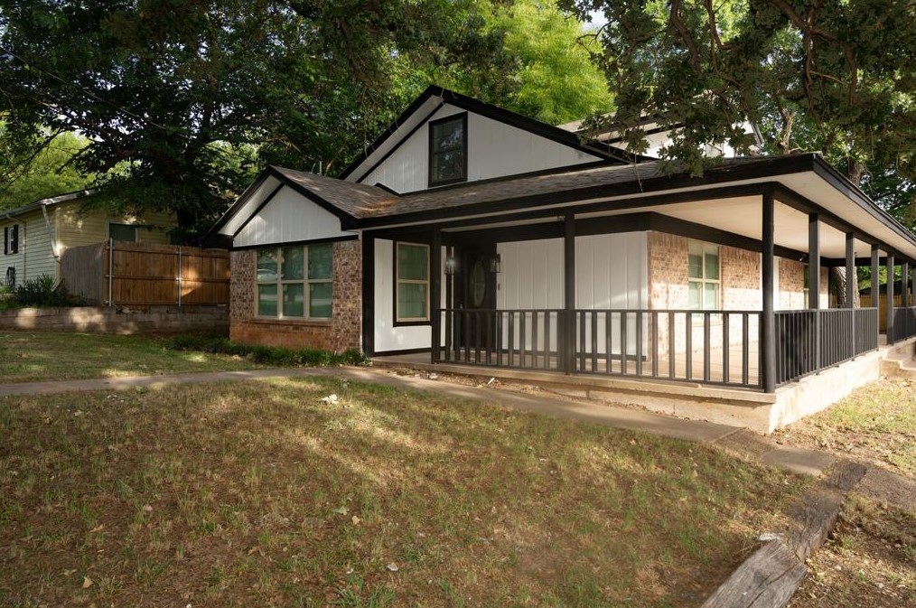 216 E 3rd St, Weatherford, TX 76086