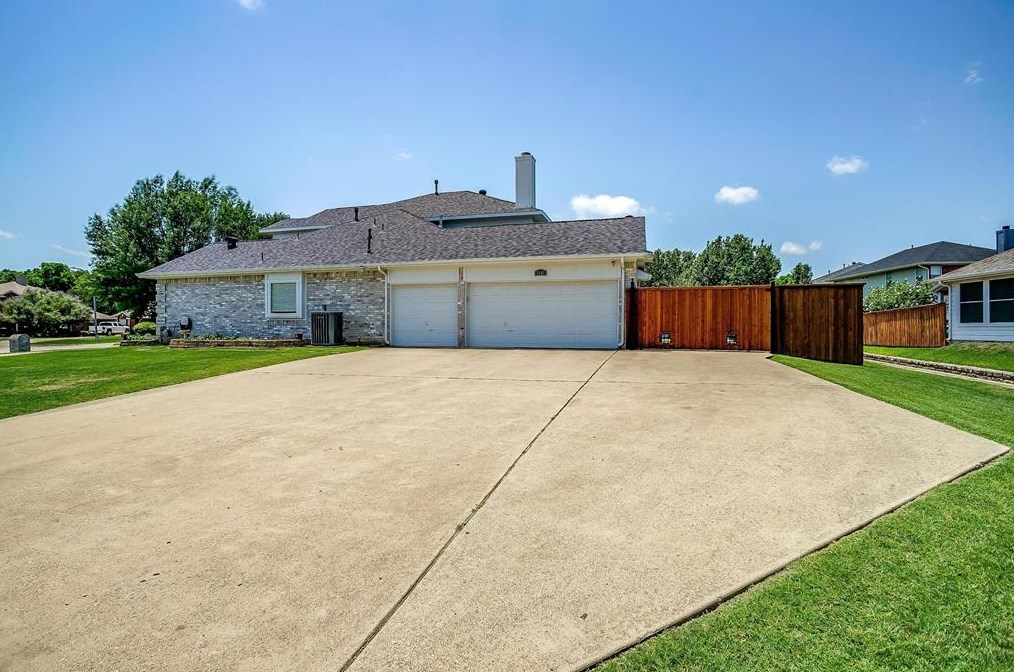 2105 San Simeon Dr, Mesquite TX 75181-4644 exterior