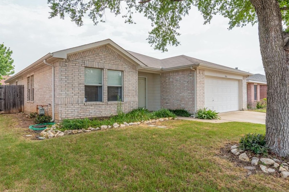 1068 Silver Spur Ln, Fort Worth, TX 76179