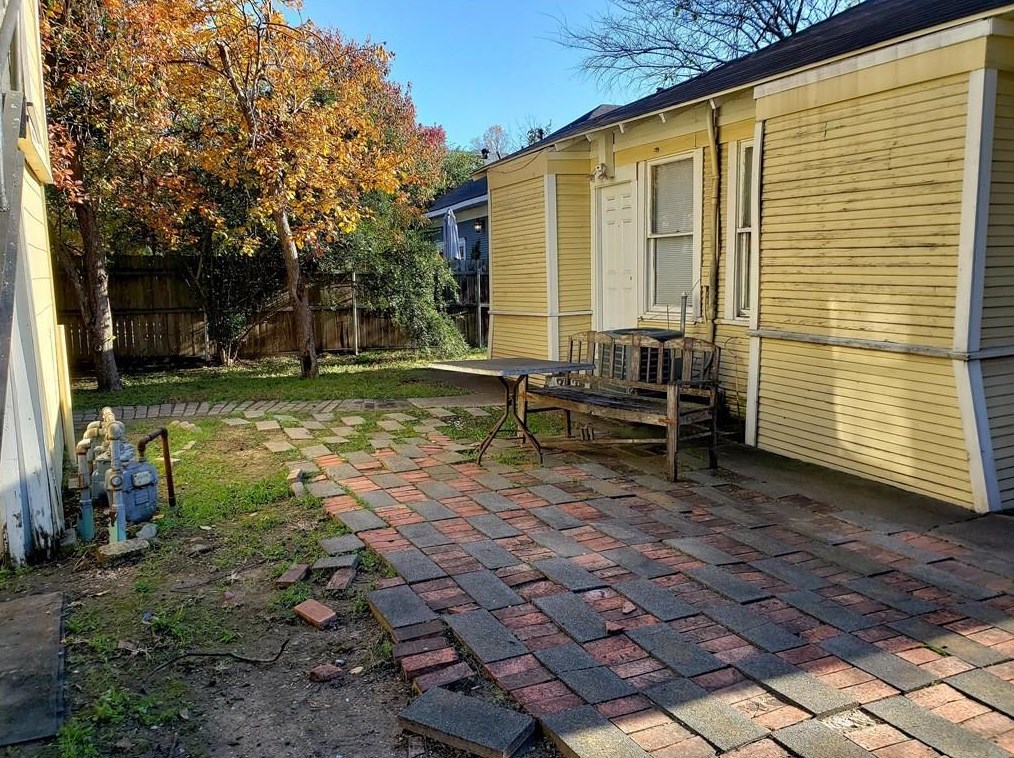 402 N Augusta St, Dallas, TX 75214