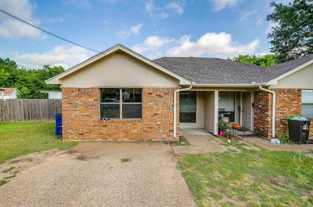 349 N Field St #a, Burleson, TX 76028
