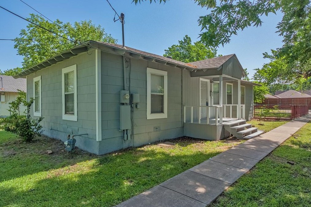 1104 Clint St, Carrollton, TX 75006