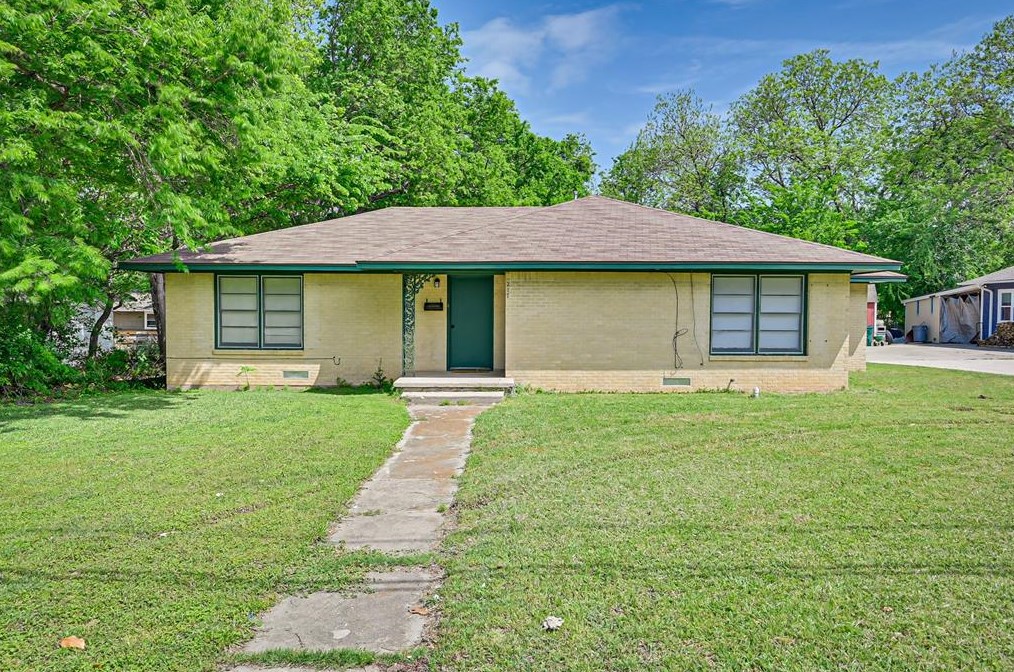 217 E Hird St, Whitesboro, TX 76240