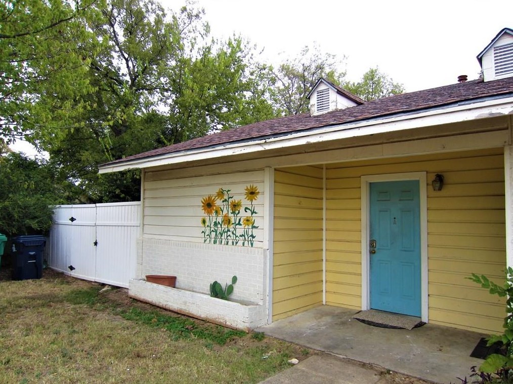 1015 S Welch Street S #a, Denton, TX 76201