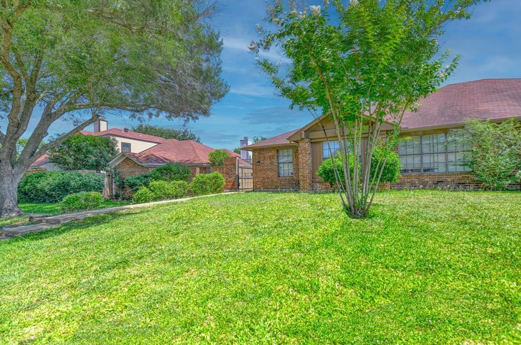 10352 Oak Branch Ln, Dallas, TX 75227-7656