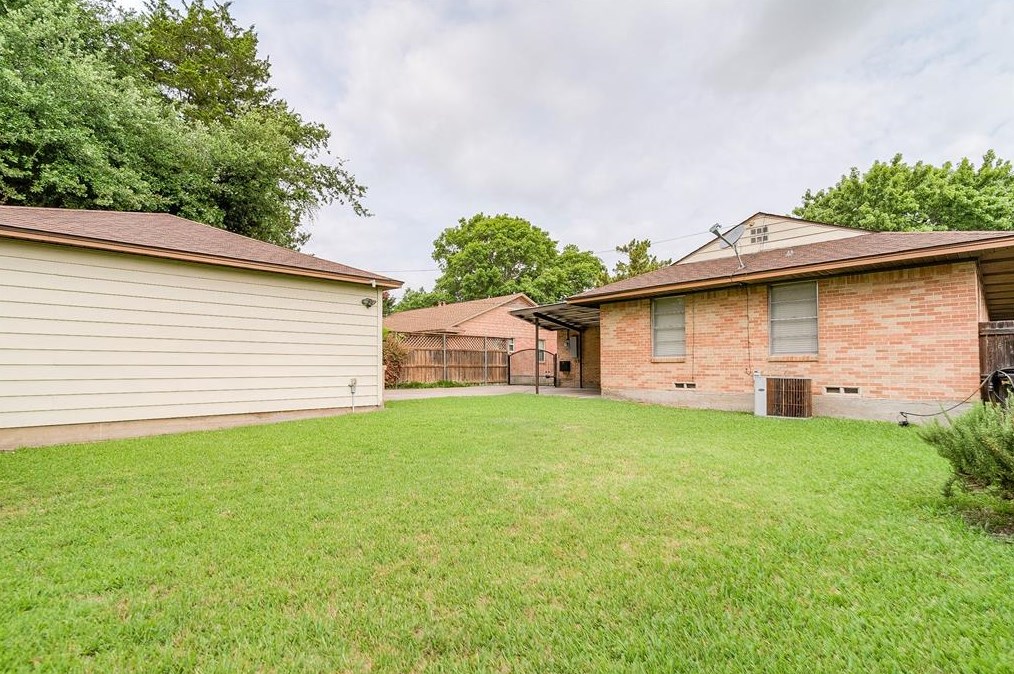 10626 Longmeadow Dr, Dallas TX  75238-2829 exterior