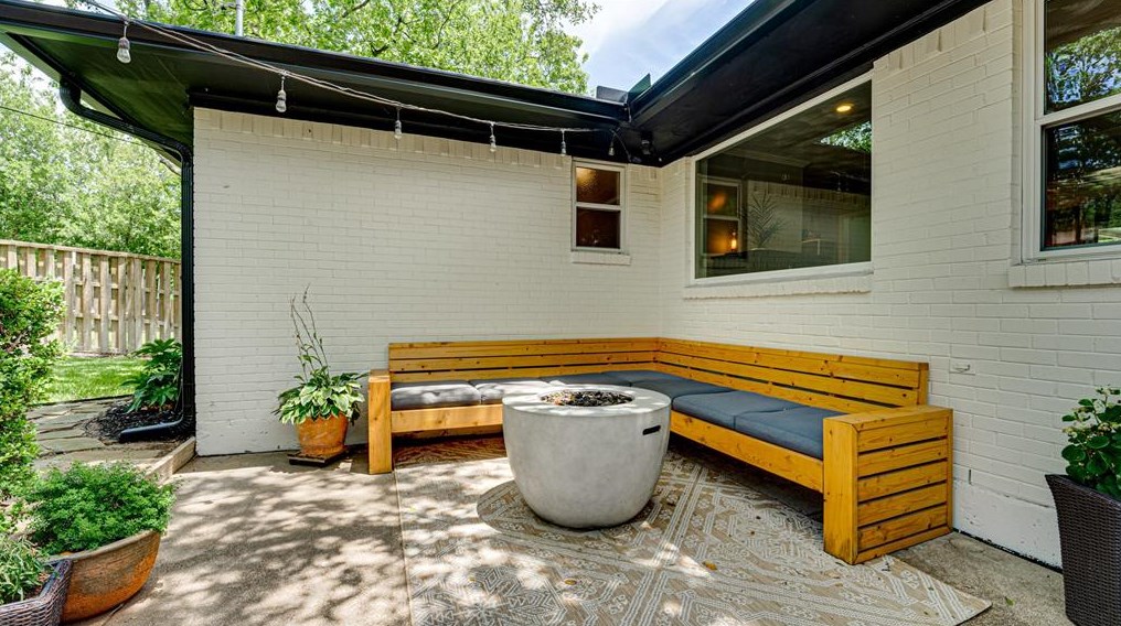 8931 Stanwood Dr, Dallas TX exterior