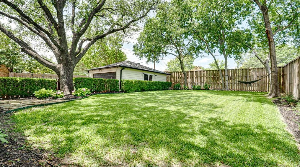 8931 Stanwood Dr, Dallas TX exterior