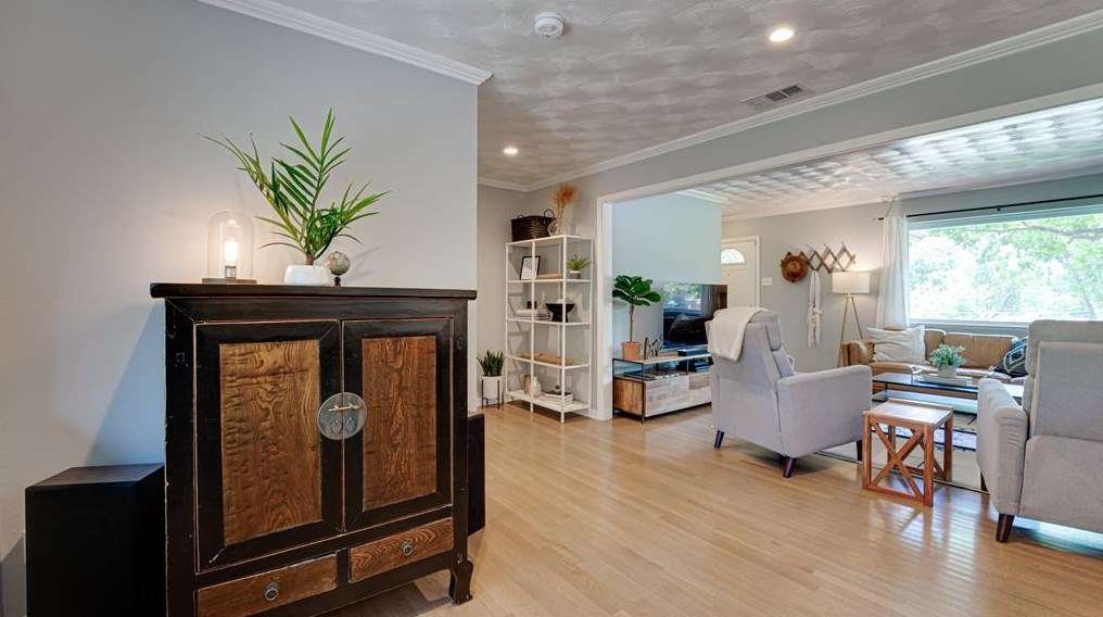 8931 Stanwood Dr, Dallas TX exterior