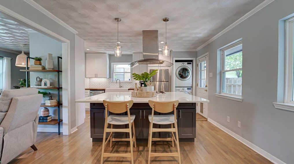 8931 Stanwood Dr, Dallas TX exterior