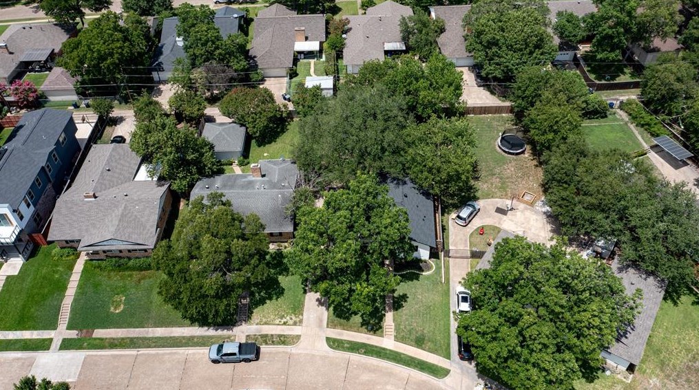 8931 Stanwood Dr, Dallas TX exterior