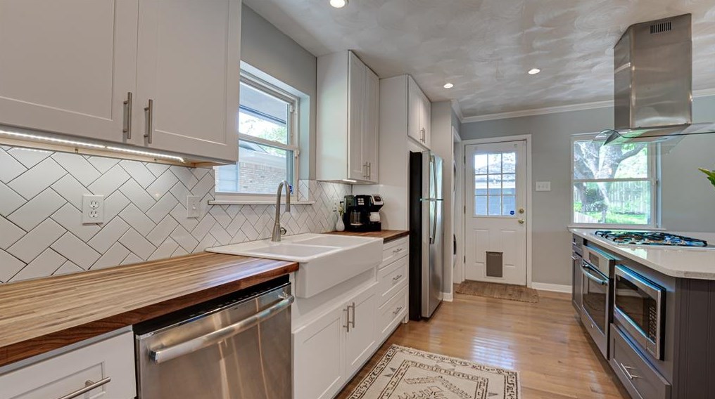 8931 Stanwood Dr, Dallas TX exterior