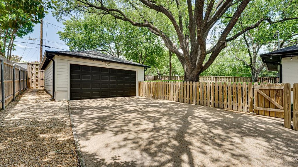 8931 Stanwood Dr, Dallas TX exterior