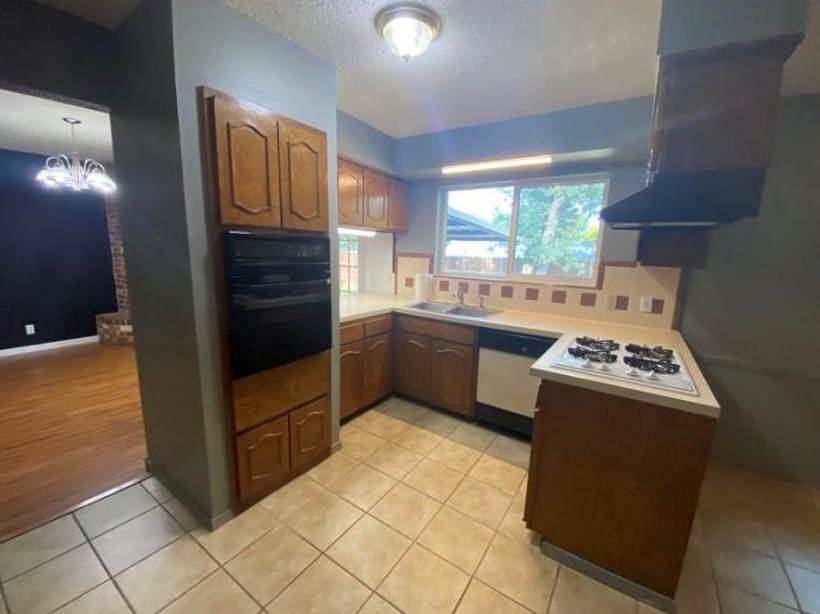 1007 N Lucas Dr, Grapevine, TX 76051