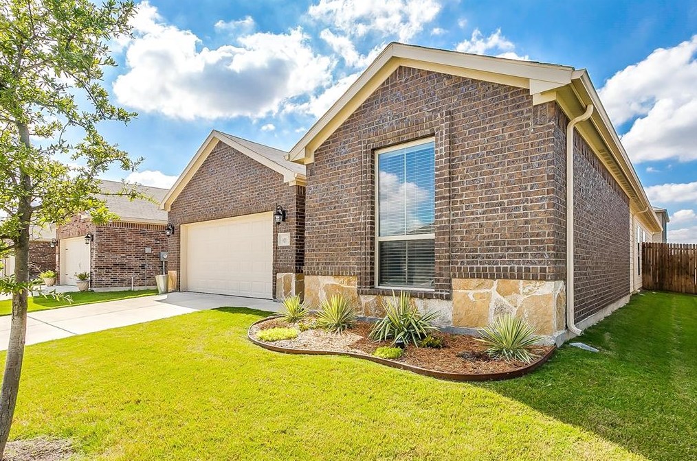 321 Emerald Creek Dr, Fort Worth, TX 76131