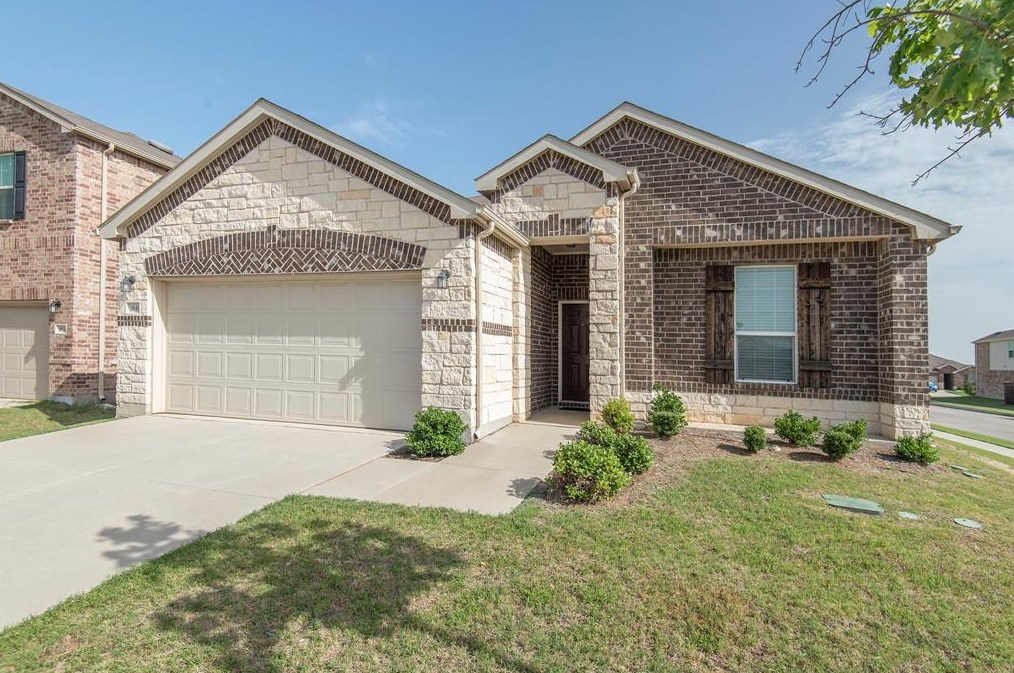 1641 Vernon Dr, Aubrey, TX 76227
