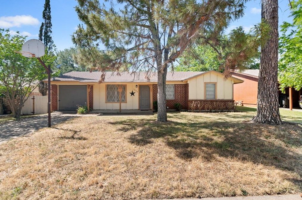 1424 Phillips St, Cleburne, TX 76033