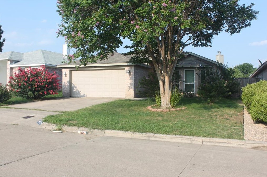 8128 Broken Arrow Rd, Fort Worth, TX 76137