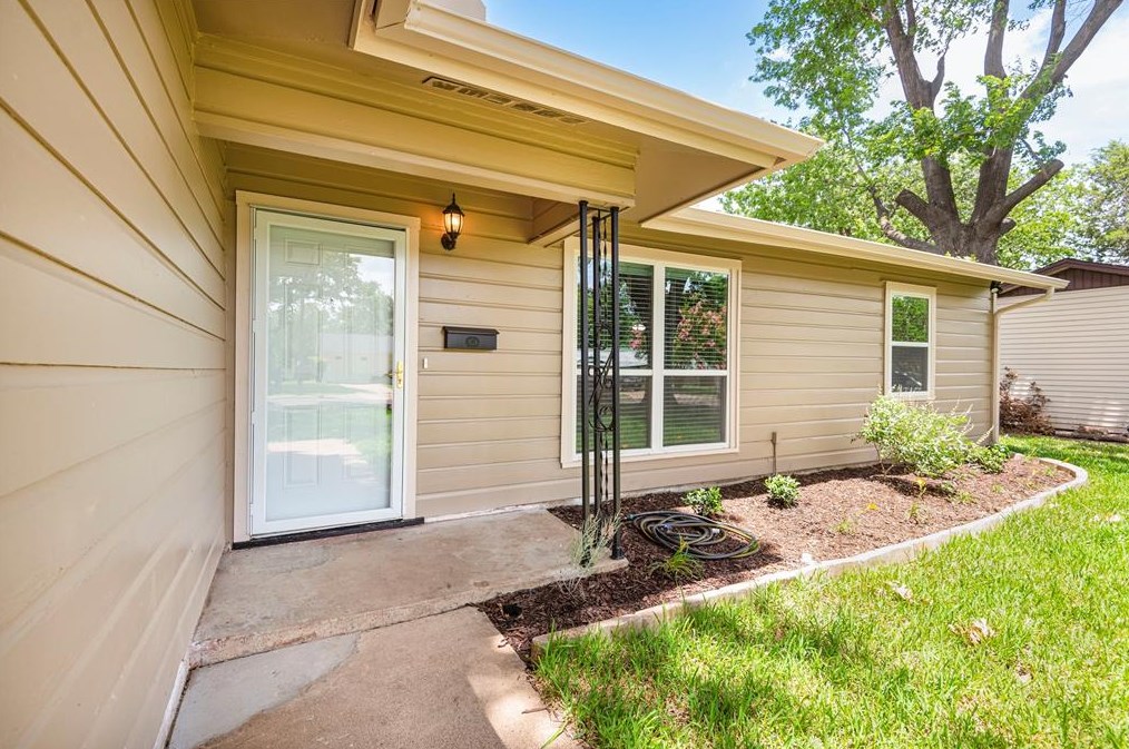 8403 Glen Regal Dr, Dallas TX  75243-1823 exterior