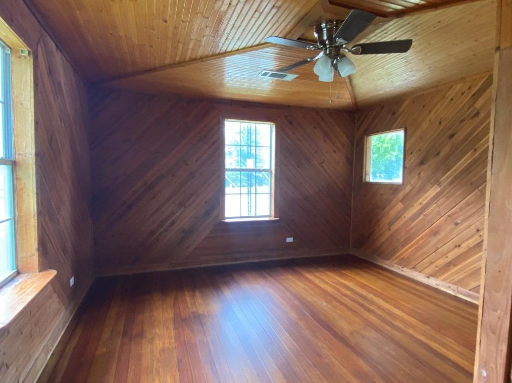 107 W Willingham St, Cleburne, TX 76031