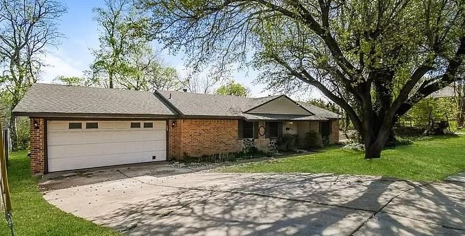922 5th St, Grand Prairie, TX 75051-3227