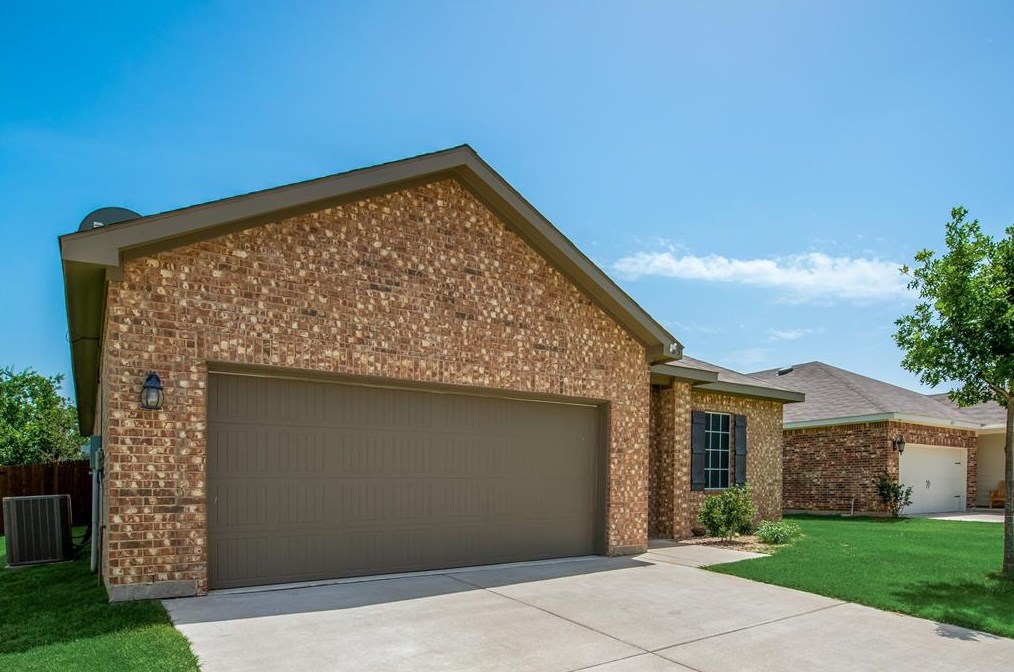 425 Waterline Dr, Crowley, TX 76036